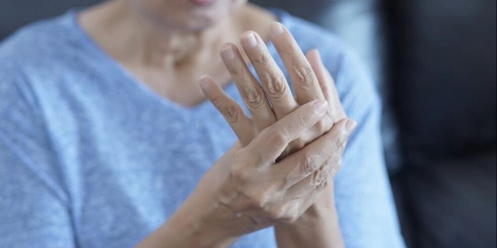 Osteoartriit väljendub lihasspasmide, kerge turse ja valuna sõrmede liigestes.